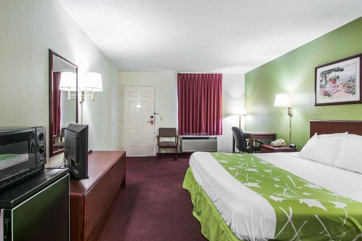 1 King Bed (10 of 16)