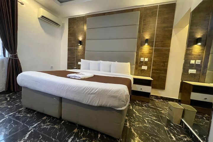 Room 7 of 32
