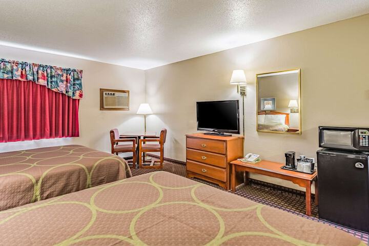 1 Queen Bed (8 of 10)