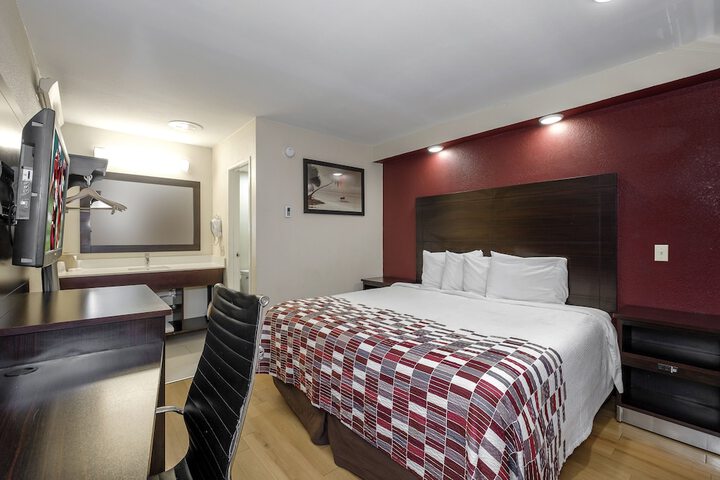 1 King Bed (3 of 21)
