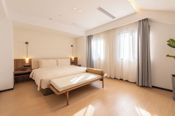 Room 9 of 32