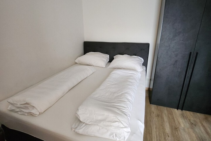 Room 9 of 27