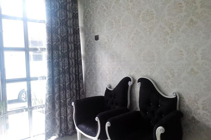 Room 13 of 27