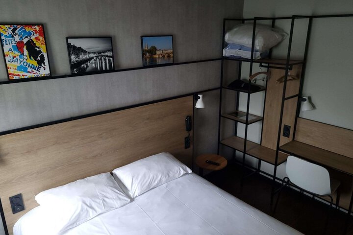 Room 27 of 110