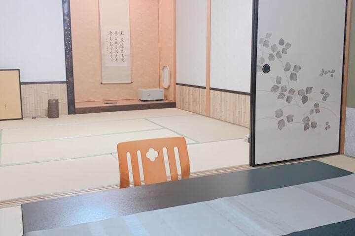 Room 9 of 18