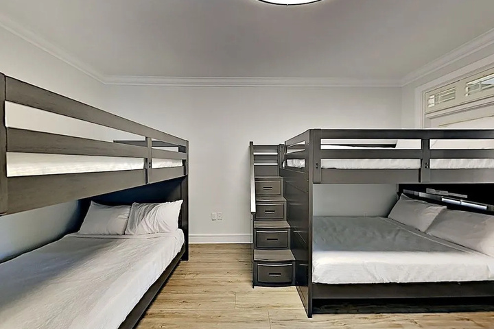 Room 5 of 16