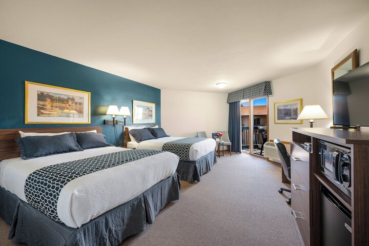 Standard Double Room 2 Queen Beds Harbor View (2 of 2)