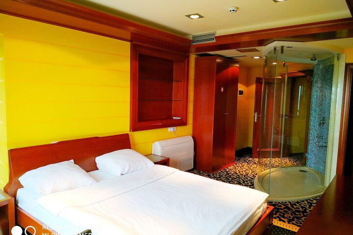 Room 11 of 18