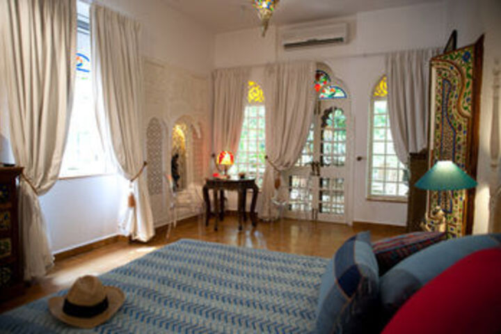 Room 6 of 16
