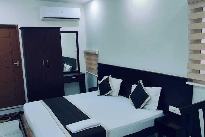 Room 5 of 11