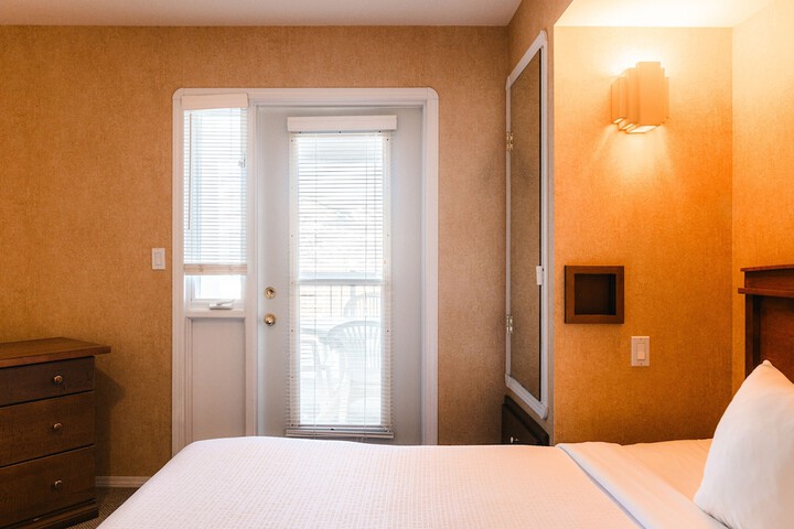 Room 3 of 44