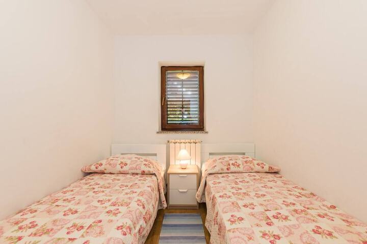 Room 8 of 31