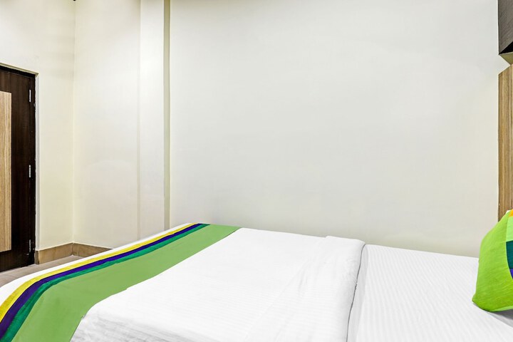 Room 8 of 32