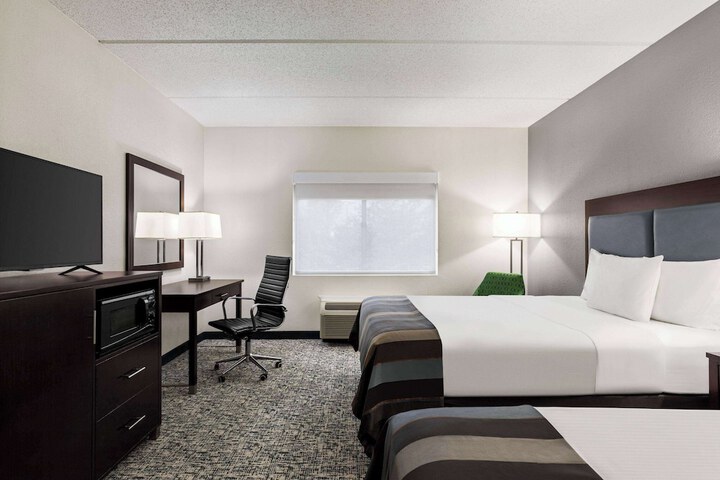 2 Queen Beds Mobility Hearing Impaired Accessible Room (3 of 7)