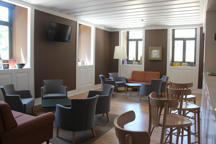 Lounge 36 of 51