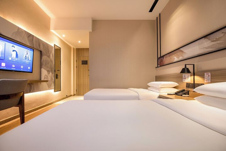 Room 6 of 13