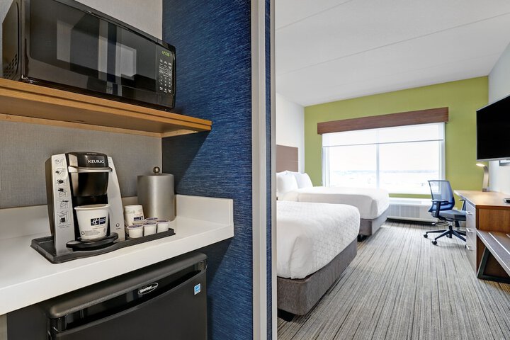 2 Queen Beds (12 of 15)