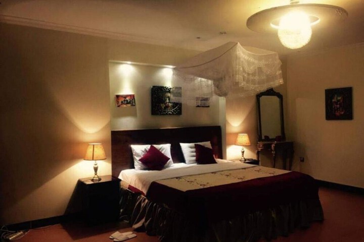 Room 5 of 10