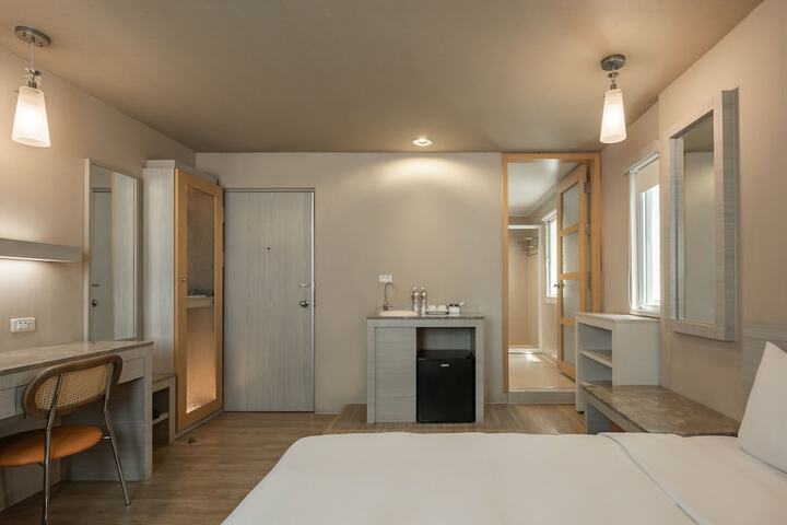 Room 14 of 28