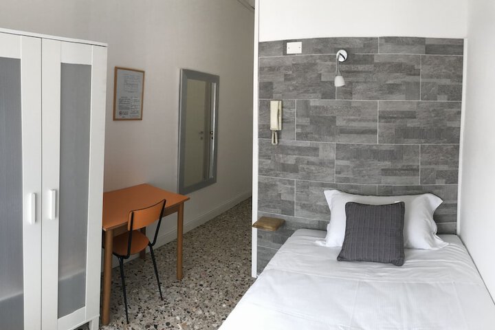 Room 11 of 37