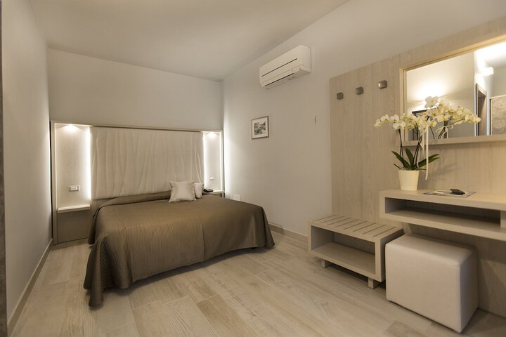 Room 3 of 87