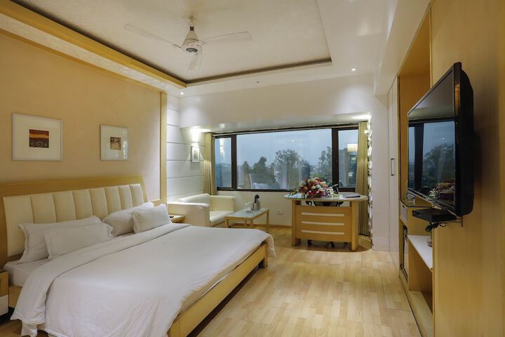 Room 11 of 28