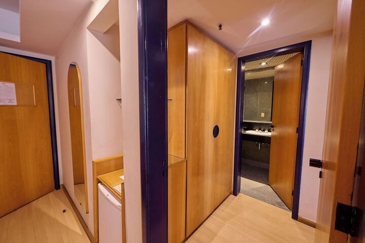 Room 10 of 145