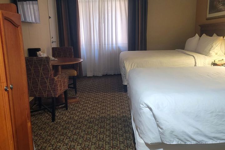 2 Queen Beds (2 of 7)