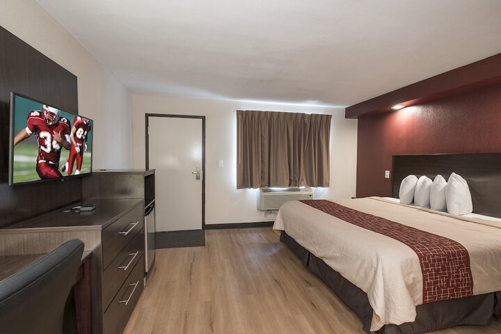 1 Queen Bed Accessible (11 of 13)