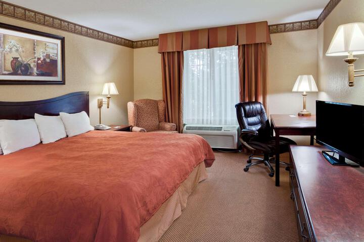 1 King Bed (28 of 32)