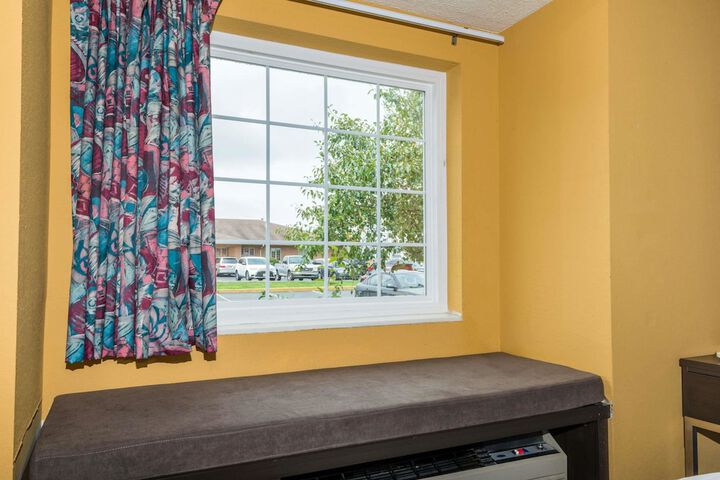 1 Queen Bed Accessible Room (17 of 21)