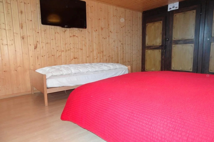 Room 6 of 10