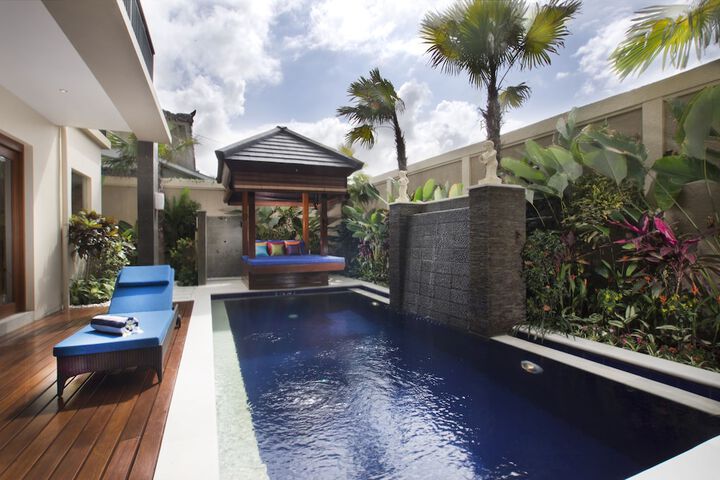 Hotel with Pool