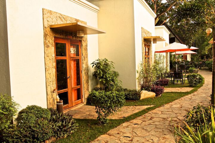 Hotel Exterior 49 of 52