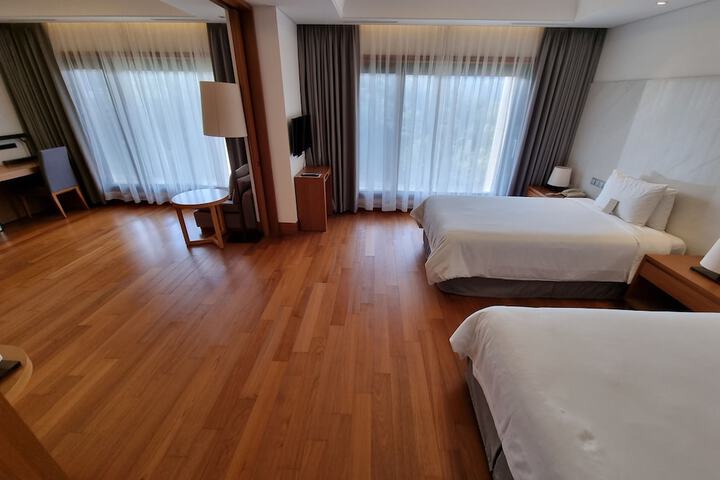 Room 10 of 100