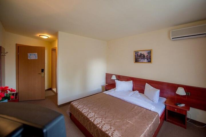 Room 10 of 32