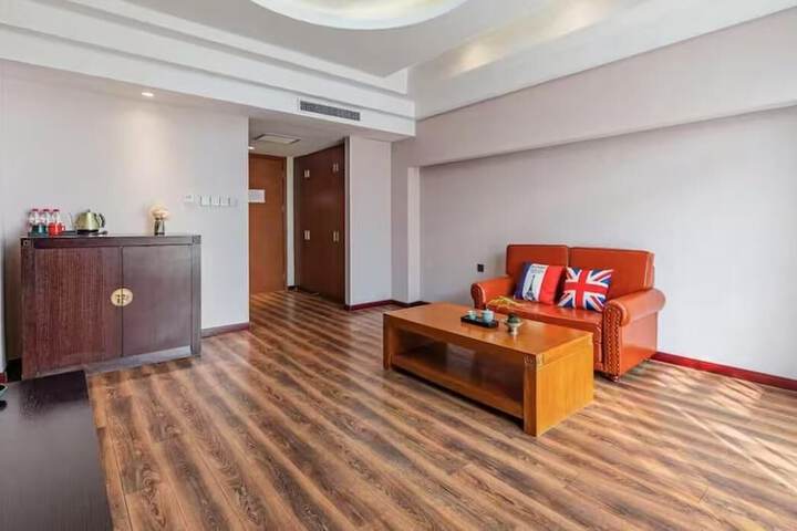 Room 6 of 25