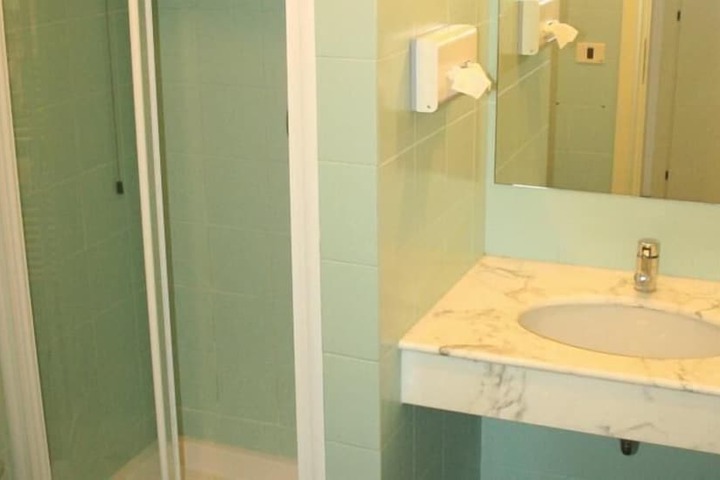 Room 12 of 25