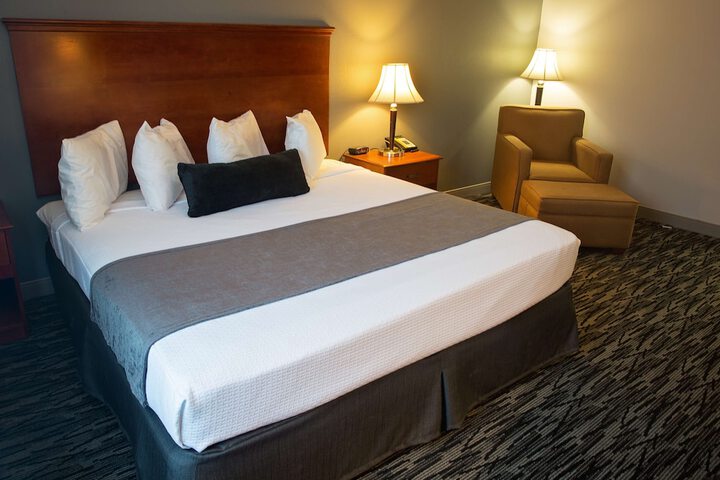 Standard King Bed Accessible (10 of 12)