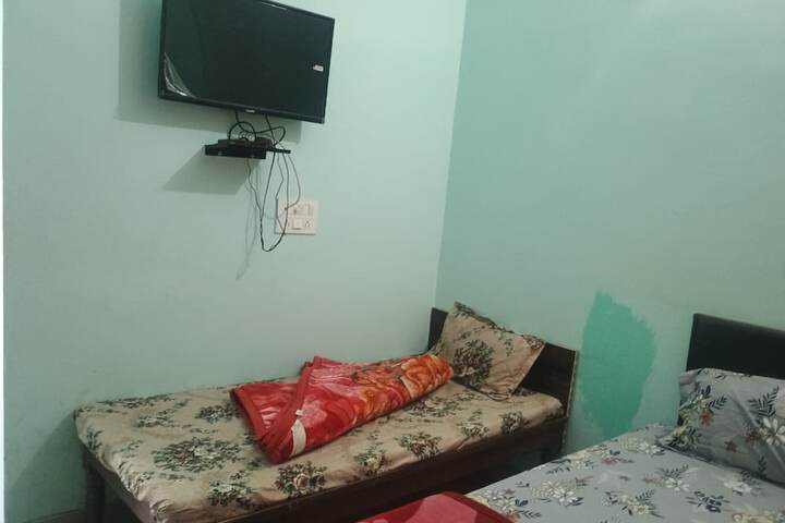 Room 4 of 12