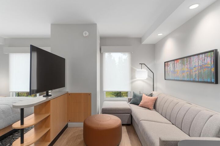 Room 10 of 103