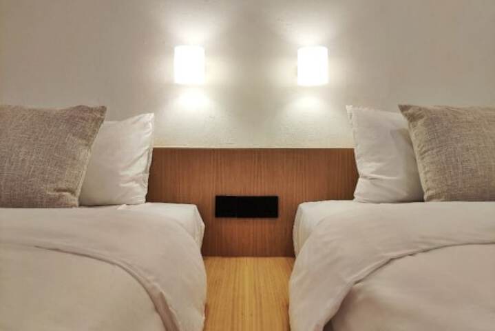 Room 3 of 28