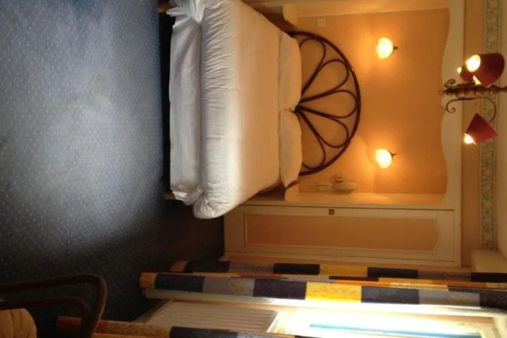 Room 4 of 11
