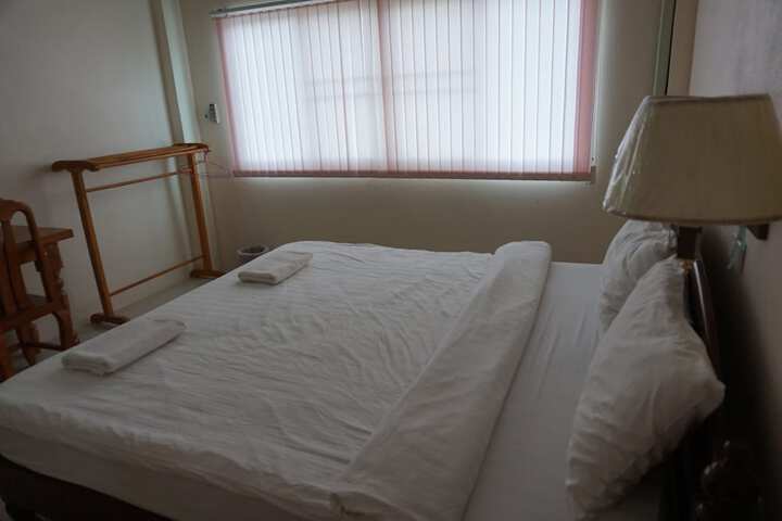 Room 5 of 32