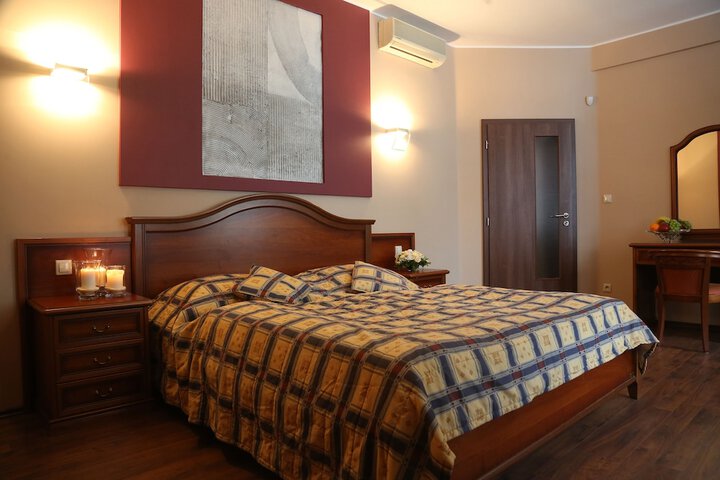 Room 2 of 39
