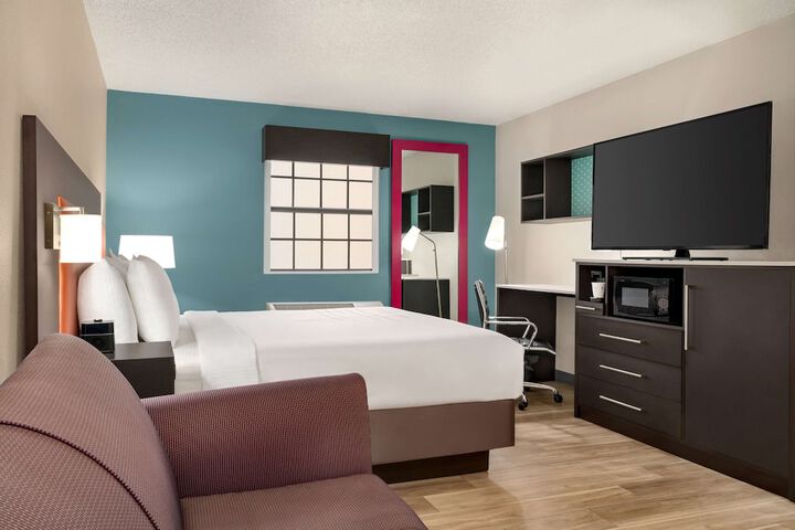 1 King Bed Accessible (22 of 23)