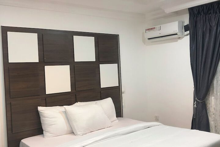 Room 11 of 33