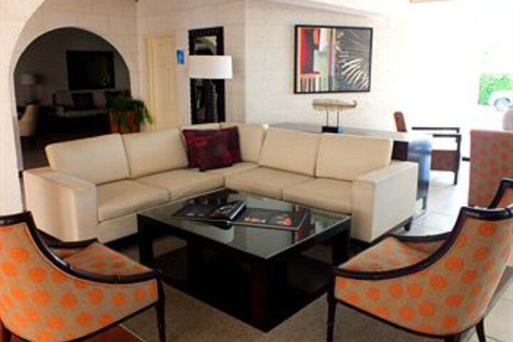Lounge 21 of 46