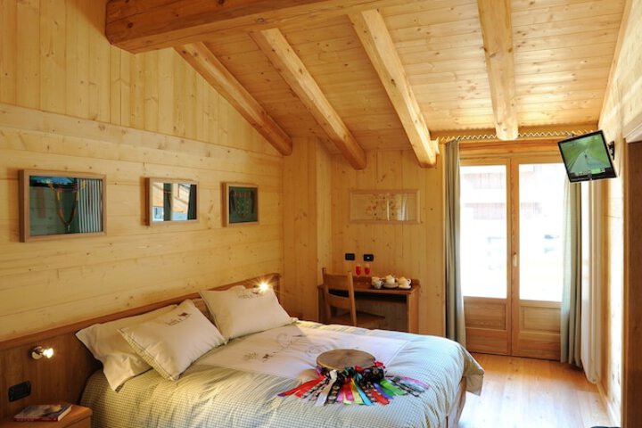Room 3 of 12