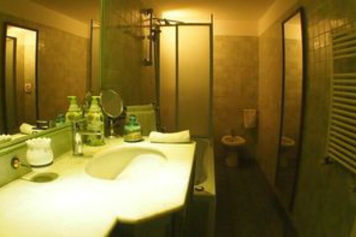 Room 5 of 25